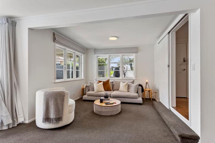 East Auckland Family Retreat Near Beaches + Cafés - 오클랜드