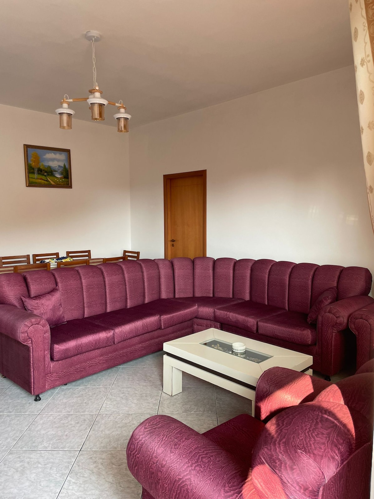 divan në dhomën e ndenjjes