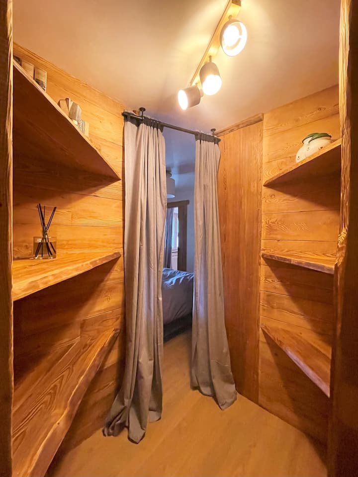 Удобни и убави триаголни полици изградени во просторот помеѓу спалната соба и нишата со креветот на спрат и бањата во служба на собите