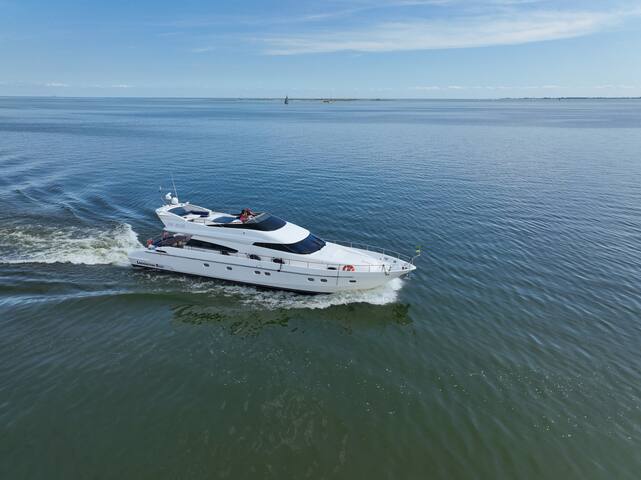 Yacht The River gallery image 2