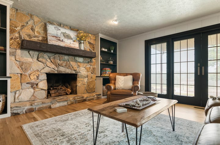 Уютна камина с офис пространство