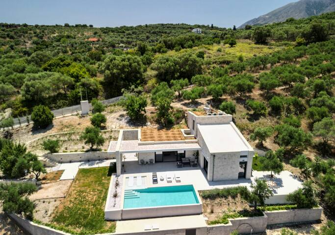 Spacious Villa*Private Pool with Hydromassage*BBQ gallery image 2