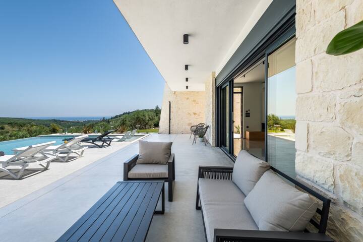 Spacious Villa*Private Pool with Hydromassage*BBQ gallery image 4