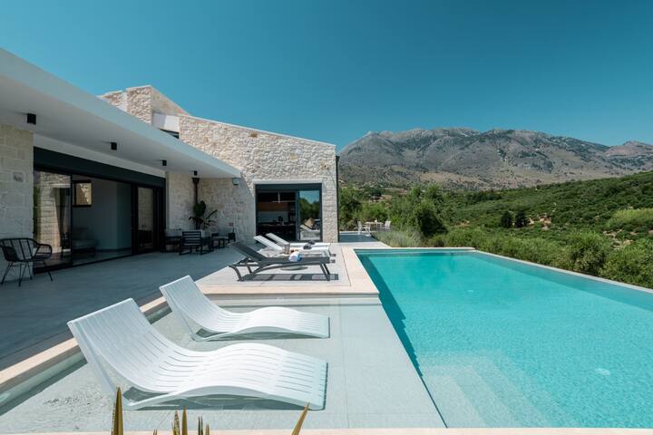 Spacious Villa*Private Pool with Hydromassage*BBQ gallery image 3