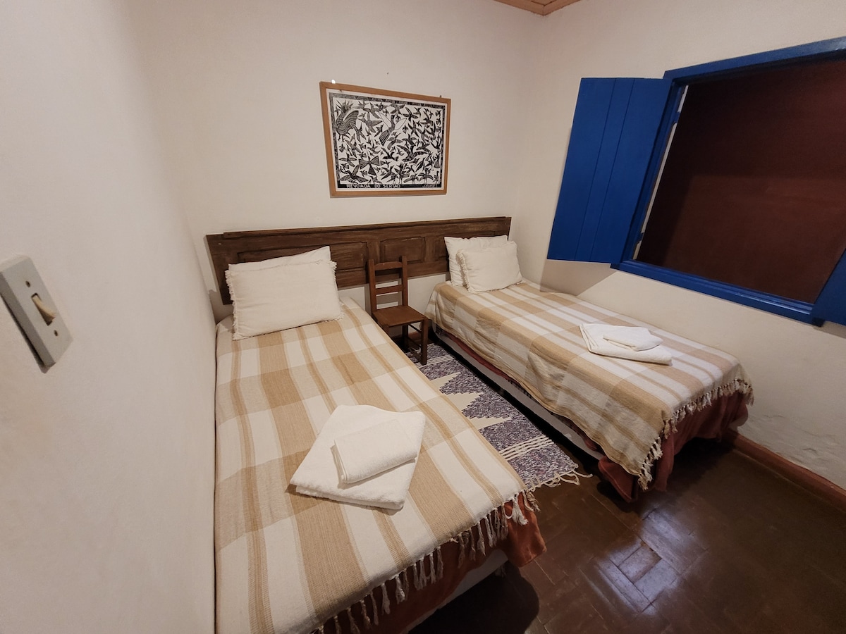 Fleti maradufu yenye vitanda viwili vya mtu mmoja.