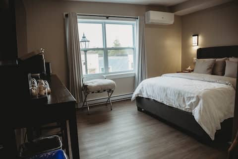 Riverside Suites - 202 - Queen