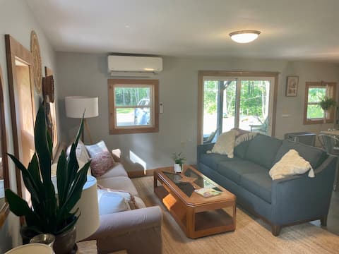 Top Airbnb: Cute Midcoast Cottage w Hot Tub in Belfast