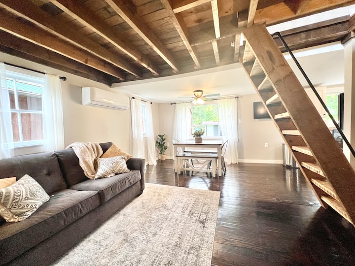 Riverfront Cottage With A Large Enclosed Porch! - Everett, PA