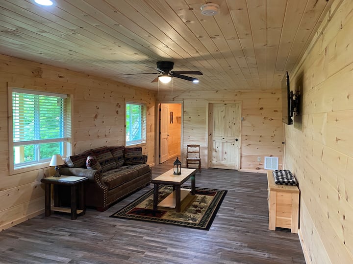 Brand New Cozy Cabin Tucked Away - Gatlinburg, TN