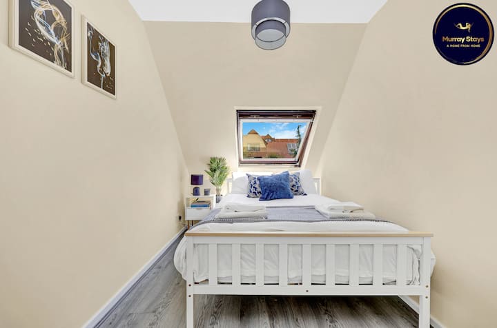 Chambre avec plafond de toit ouvrant