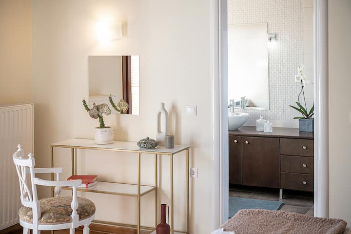 ห้องนอนใหญ่อยู่ชั้นแรกพร้อมห้องน้ำส่วนตัวและจากุซซี่