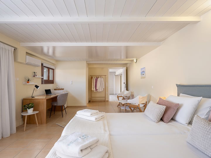 ห้องนอนส่วนตัวพร้อมห้องน้ำในตัวและพื้นที่ทำงาน