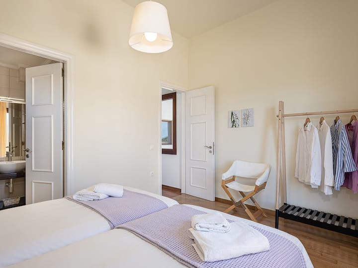 ห้องนอนชั้นล่างพร้อมห้องน้ำส่วนตัว