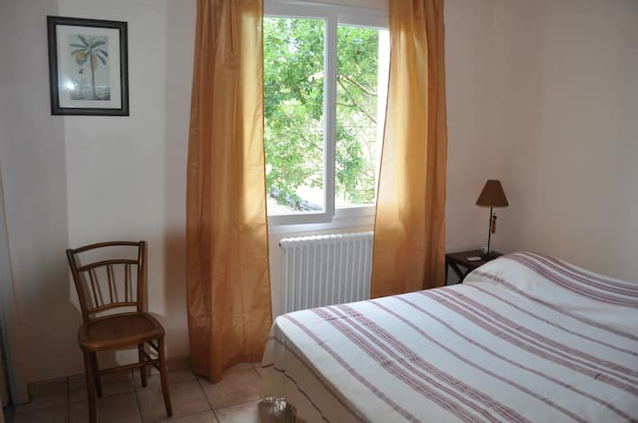 habitación en la planta baja  con vistas al jardín en la parte delantera y cuarto de baño