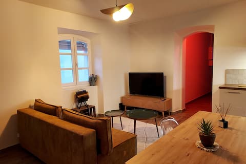 Airbnb performant: Les Teinturiers - AC Intramuros flat 721 squarefoot à Avignon