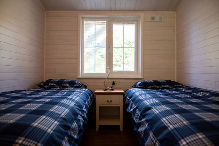 Ტყუპი ერთადგილიანი ოთახი. საზიარო სააბაზანო / საშხაპე ოთახი საძინებლით ორი საძინებლით.