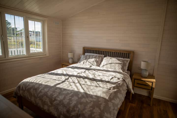 Მთავარი საძინებელი საშხაპითა და სველი წერტილით