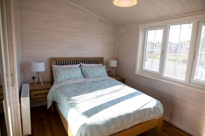 Საძინებელი 2. სააბაზანო ტყუპი ერთადგილიანი ოთახით.