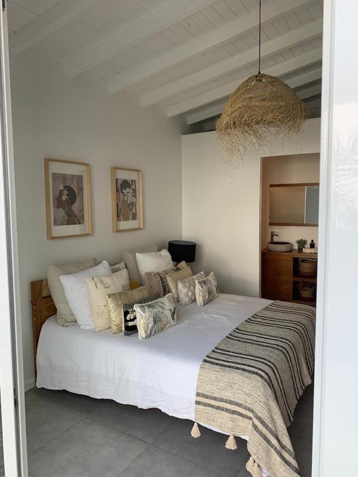 Dhoma e gjumit 1 në katin përdhes me banjën dhe tualetin e saj