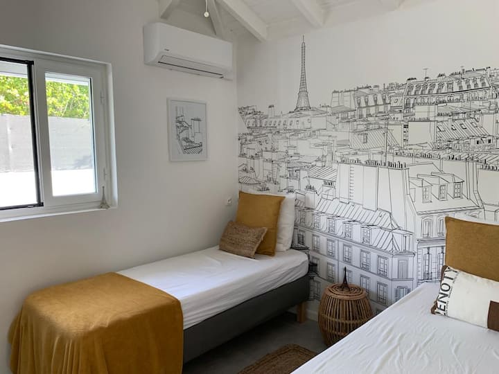 Dhoma e gjumit 4 me 2 90 krevate që mund të kombinohen për të bërë një krevat dopio "king"