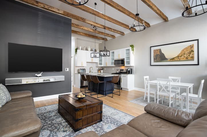 Casa PLZN| Location | Entire Home | Garage Parking