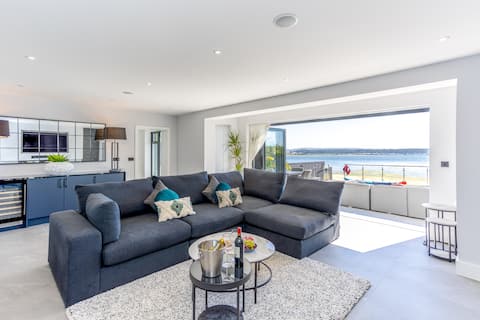 Top performing Airbnb: Luxury waterfront 5 bed house in Poole