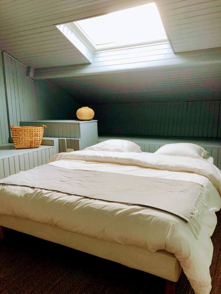 På mezzaninen er 1 dobbeltseng 160 cm udstyret med en Emma-madras.