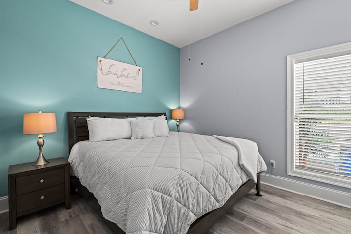 Relaxujte v luxusu: Spálňa s manželskou posteľou King na prvom poschodí s pokojným výhľadom na bazén!