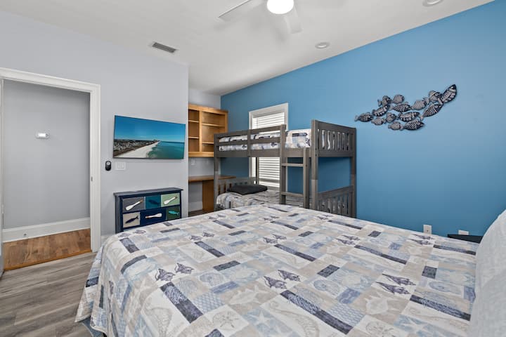 Útočisko na 2. poschodí: poschodová izba s manželskou posteľou a 2 oddelenými posteľami a exkluzívnou oázou s vlastnou kúpeľňou