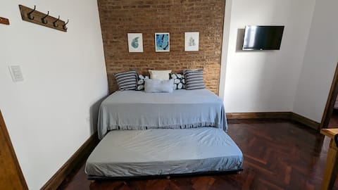 Anuncio de Airbnb popular: A bright Airbnb in the theater and pizzeria area en Comuna 3