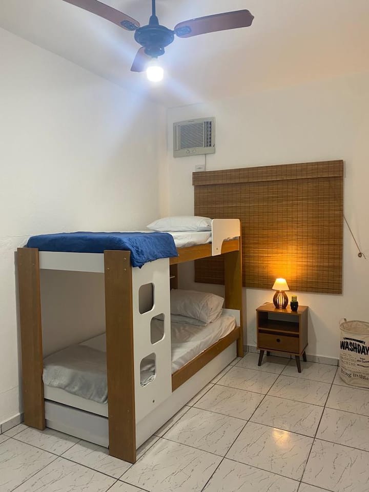 Chambre avec treliche et un matelas en plus