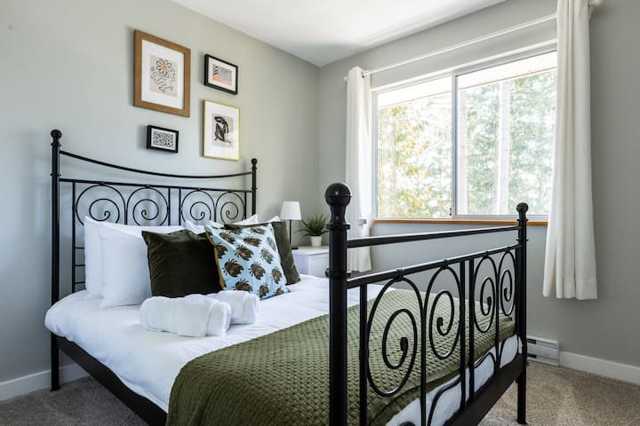 Extra rum har dubbelsäng med utsikt mot trädgården.