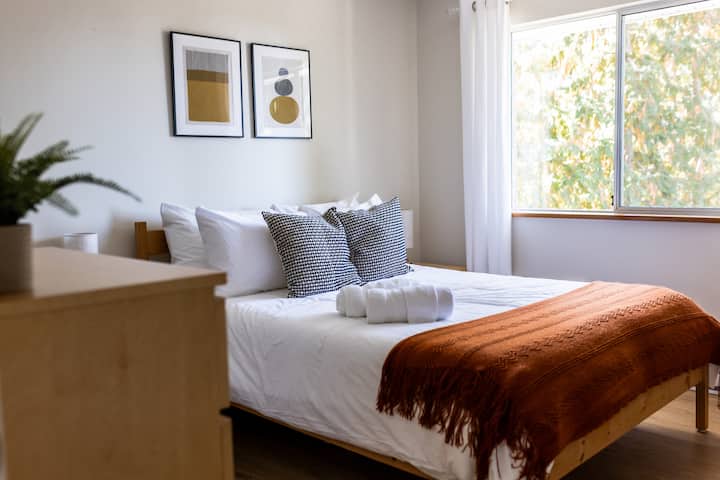 Primärt sovrum har en bekväm dubbelsäng i minnesskum med utsikt mot trädgården. 