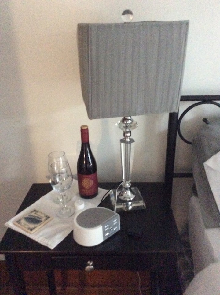 Deuxième étage - Chambre 2
Table de nuit, machine à bruit blanc et hub USB.