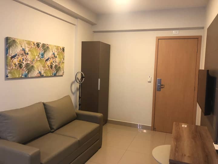 כניסה וחדר טלוויזיה