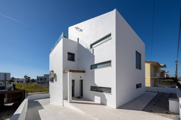 Silver Coast Lux3bd,5ba, pool,beach,golf,surf,wifi gallery image 2