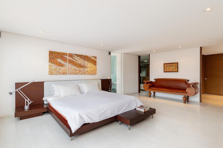Dormitorio principal con baño y vestidor 