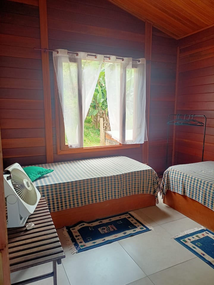 غرفة نوم ثانية لشخصين.