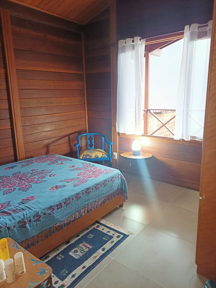 غرفة مزدوجة، مع خزانة ملابس وركن للقراءة.