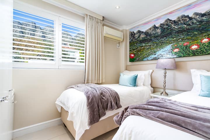 Четвъртата спалня предлага две единични легла