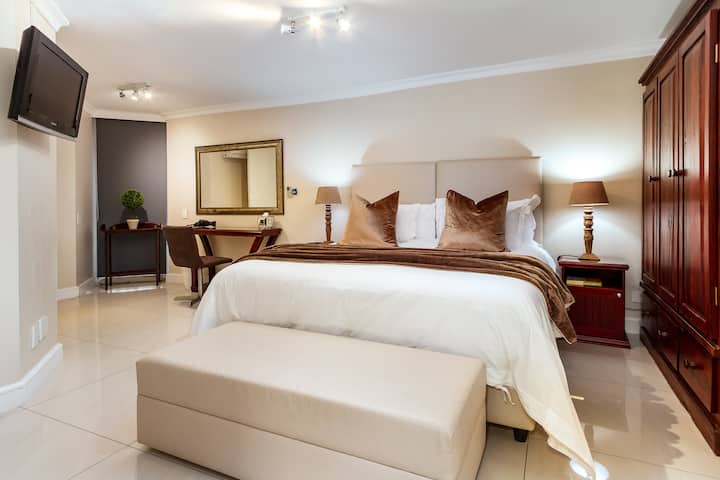 5 - та спалня /апартамент може да бъде конфигурирана с голямо двойно легло или 2 единични легла. 