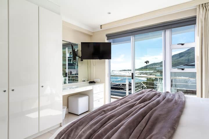 2 - ра спалня предлага голямо двойно легло с красиви гледки към океана и планината. 