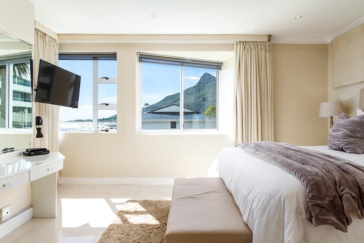 Както към океана, така и към планината от третата спалня.