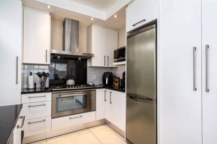 Stylish Villa, 100m From The Camps Bay Beach gallery image 5