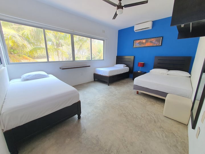 CAPRICHO - Bedroom 2 : There are 3 beds ( 1 double and 2 single ) area of towels  ( 1 per person ) and blankets ( 1 per bed ), fan, air conditioning, mirror, decorative panel, blinds, chest of  drawers-buro and buro lamp.