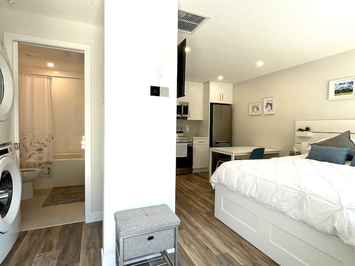 K105- Ac, Pool/hot Tub, Studio, Free Parking - 캔모어