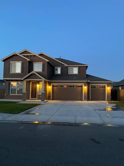 Home in Pasco with backyard