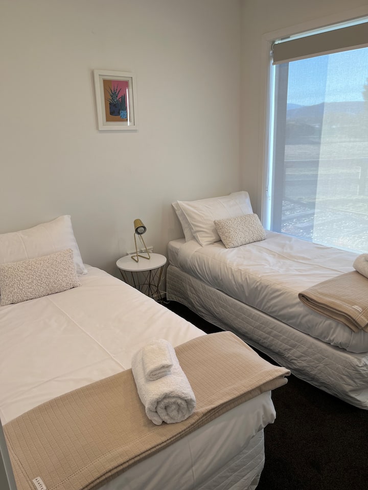 غرفة تضم سريرين صغيرين