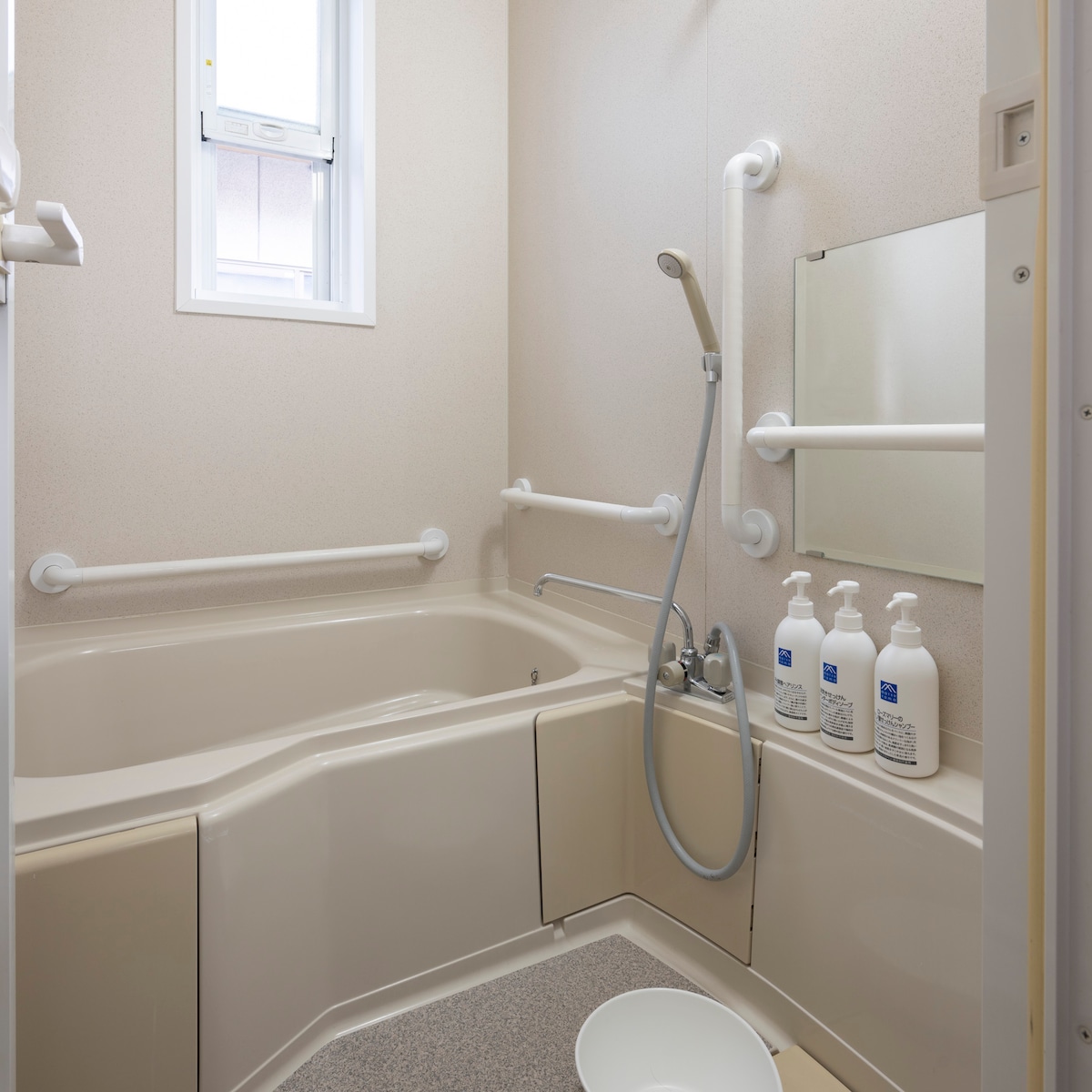 シャンプー類は全て松山油脂の高品質なものを使用。足の不自由な方のために座面の高い椅子も準備しております。徒歩5分の草津温泉が源泉かけ流しで早朝6時～22時まで営業、露天風呂・水風呂もあり430円で入れるのでそちらもおすすめです。