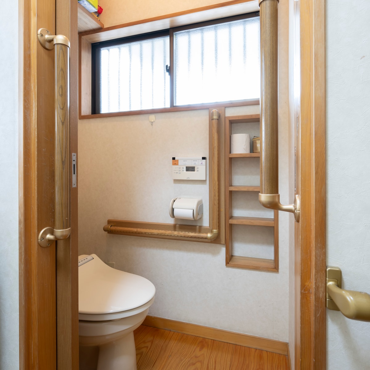 手すりが豊富についており、お年寄りや体の不自由な方が使いやすいトイレとなっております。生理用ナプキンの準備もあります。